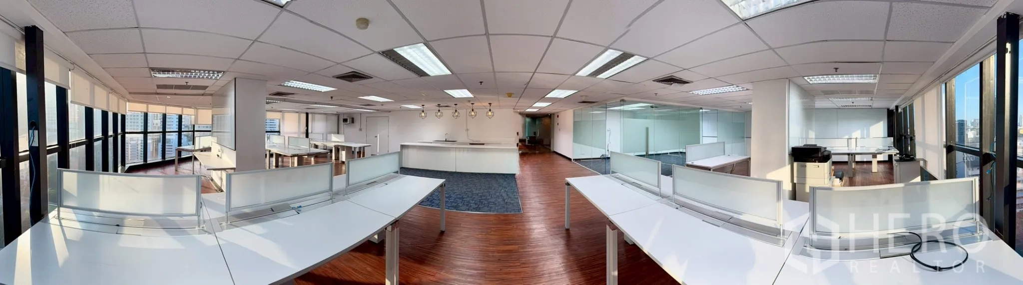 ออฟฟิศ for rent in Watthana, Bangkok - มุมมองกว้างจากโต๊ะทำงานไปยังห้องประชุมกระจกและแพนทรี.