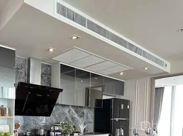 公寓 出售在Khlong Toei, Bangkok - 现代厨房，石材防溅板、镜面吊柜与天花送风口。