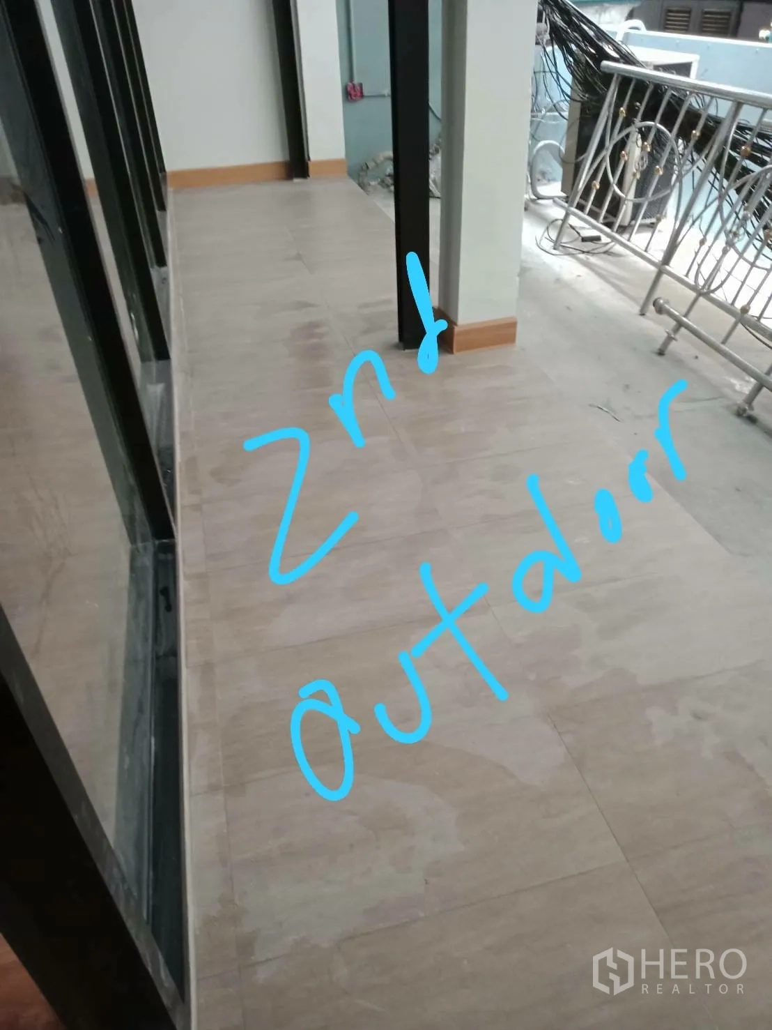 อาคารพาณิชย์ ให้เช่าในKhlong Toei, Bangkok - ระเบียงชั้น 2 ปูพื้นกระเบื้อง พร้อมราวเหล็กและสายสื่อสาร