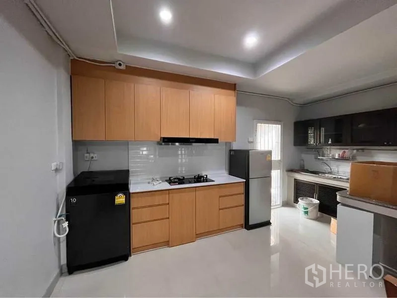 ทาวน์เฮาส์ ให้เช่าในKhlong Toei, Bangkok - ครัวบิลต์อิน ตู้ไม้ เตาแก๊ส ตู้เย็น และซิงก์สเตนเลสเสริม