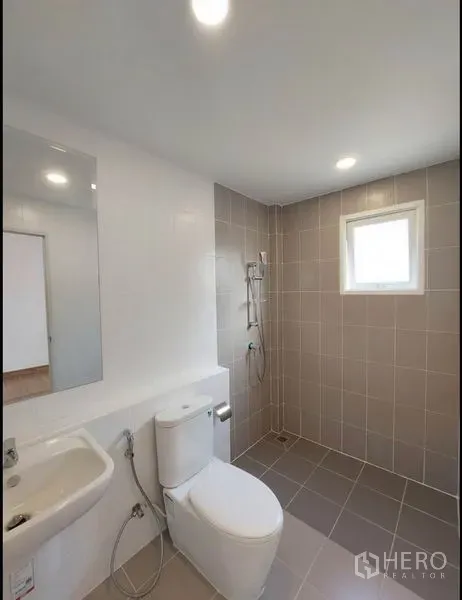 บ้าน ขายในBang Yai, Nonthaburi - ห้องน้ำสะอาดพร้อมโซนอาบน้ำแบบวอล์กอิน สุขภัณฑ์ และหน้าต่างบานเล็ก