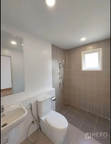 บ้าน ขายในBang Yai, Nonthaburi - ห้องน้ำสะอาดพร้อมโซนอาบน้ำแบบวอล์กอิน สุขภัณฑ์ และหน้าต่างบานเล็ก