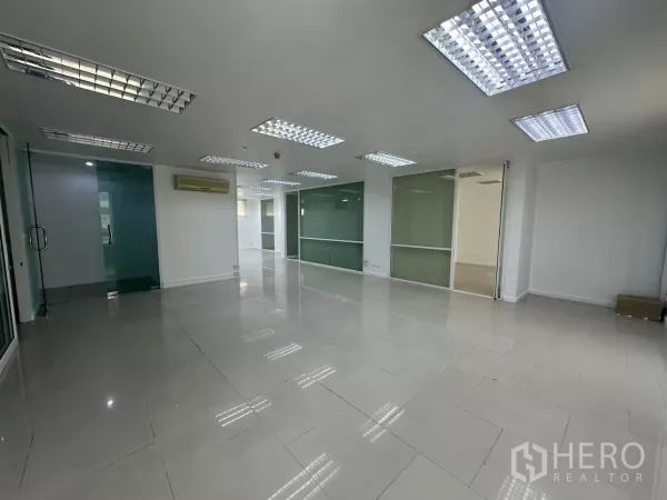 办公空间 出租在Huai Khwang, Bangkok - 宽敞工作区，多个玻璃会议室与磨砂隔断，格栅灯照明。