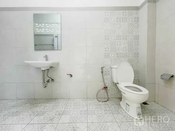 คลังสินค้า ให้เช่าในBang Khun Thian, Bangkok - ห้องน้ำปูกระเบื้องสะอาด พร้อมอ่างล้างหน้า กระจก และโถสุขภัณฑ์