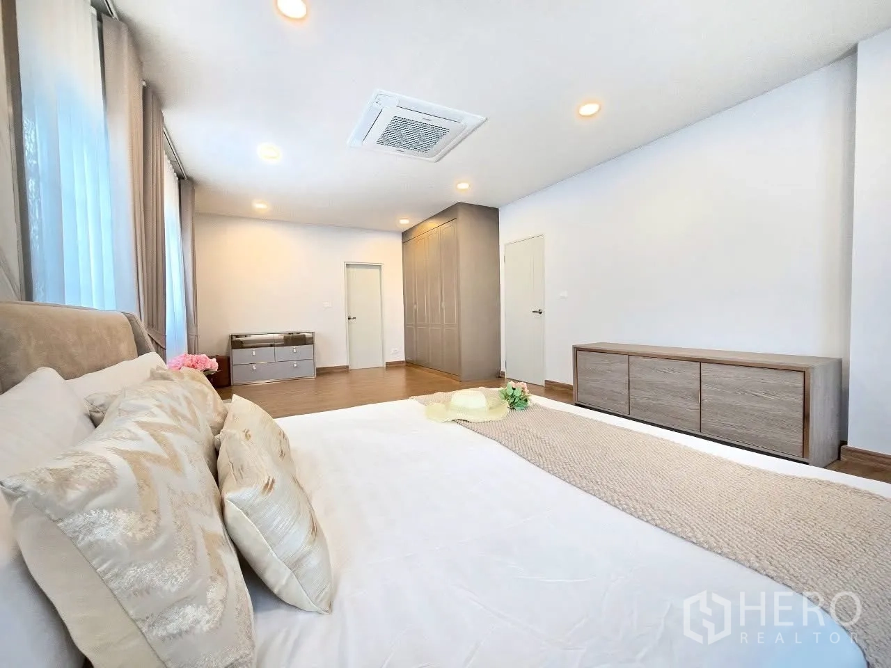 独栋房屋 for rent in Bang Phli, Samut Prakan - 主卧另一角度，衣柜与斗柜一览