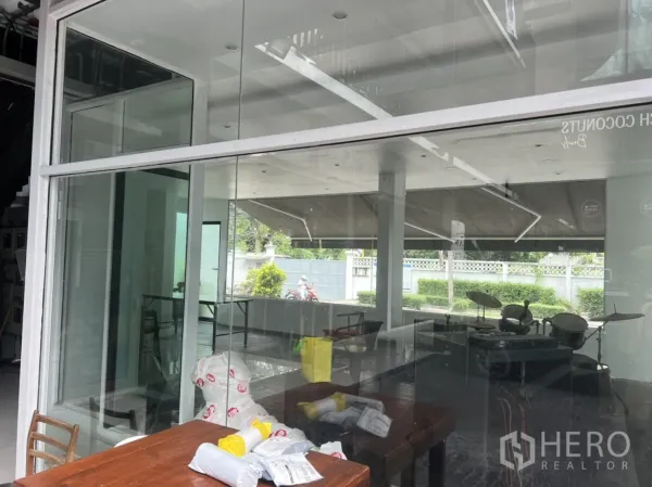 零售空间 出租在Khlong Toei, Bangkok - 宽幅玻璃门面，良好街景曝光与自然采光