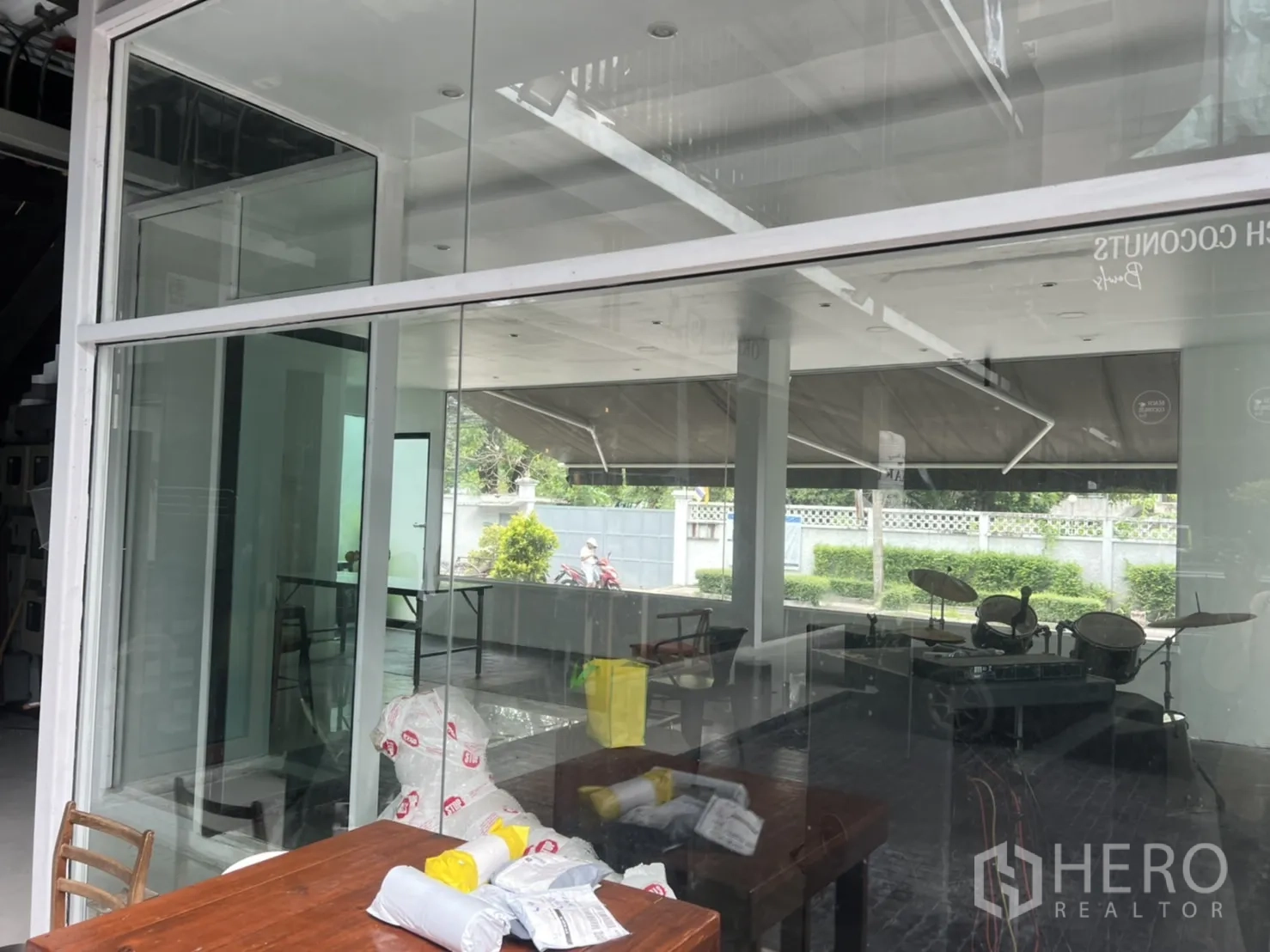 零售空间 出租在Khlong Toei, Bangkok - 宽幅玻璃门面，良好街景曝光与自然采光