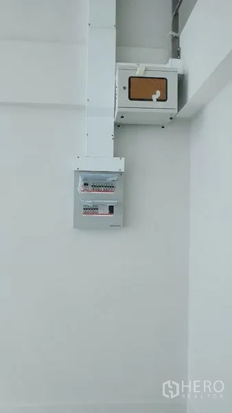 สำนักงานที่บ้าน ให้เช่าในSuan Luang, Bangkok - ตู้ควบคุมไฟฟ้าและงานเดินท่อบนผนังสีขาว