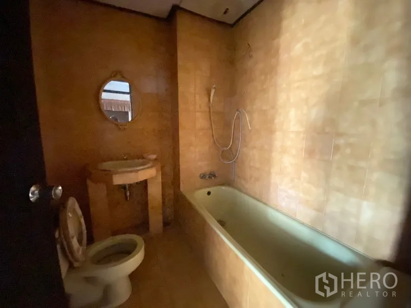 零售空间 出租在Watthana, Bangkok - 浴室内有浴缸、洗手盆与坐厕，需翻新