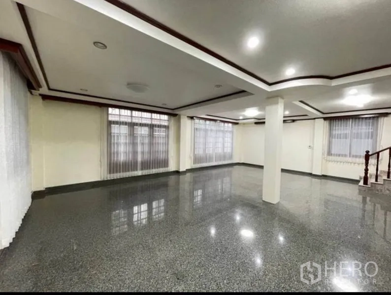 บ้าน ขายในKhlong San, Bangkok - โถงรับแขกกว้าง พื้นหินเงา ไฟดาวน์ไลท์ และบันได