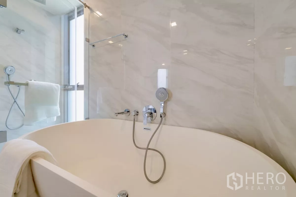 คอนโด ให้เช่าในWatthana, Bangkok - อ่างอาบน้ำเดี่ยวทรงสวยพร้อมก๊อกโครเมียมและฉากกระจก