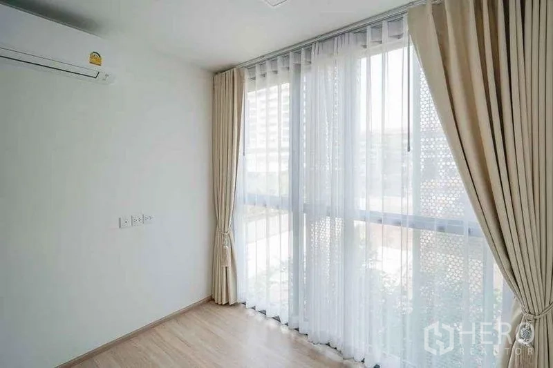 คอนโด ให้เช่าในWatthana, Bangkok - มุมห้องสว่าง หน้าต่างเต็มบานและผ้าม่านสีครีม