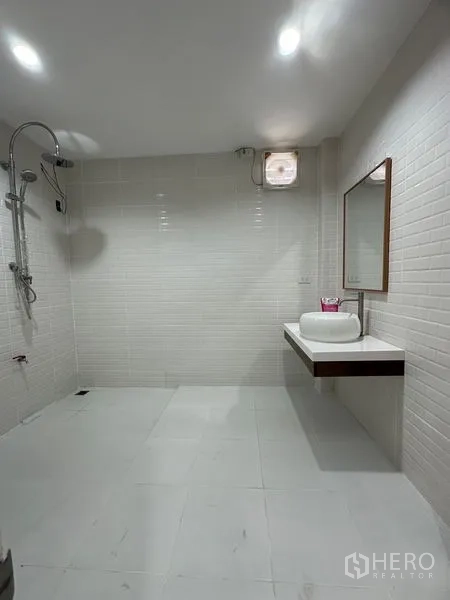 คลังสินค้า ให้เช่าในLam Luk Ka, Pathum Thani - ห้องน้ำปูกระเบื้องโทนสว่าง มีฝักบัวอาบน้ำ อ่างล้างหน้าและกระจก