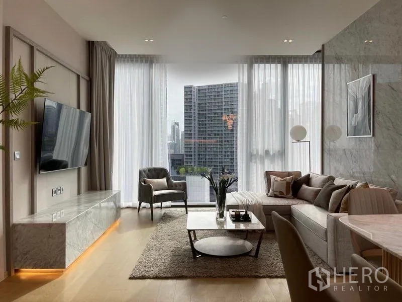 公寓 出租在Watthana, Bangkok - 客厅采光充足，落地窗享城市天际线景观，配大理石电视柜。