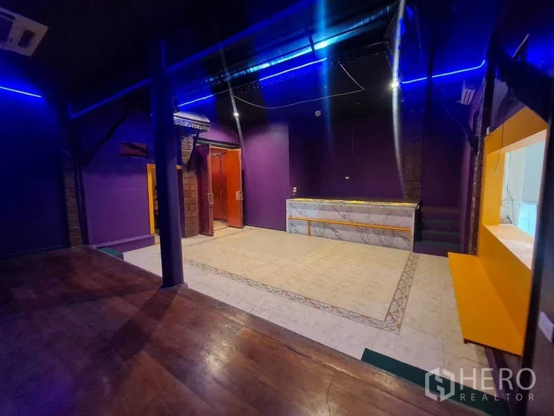 พื้นที่ขายปลีก ให้เช่าในWatthana, Bangkok - มุมมองจากเวทียกสูงไปยังเคาน์เตอร์บริการ ใต้ท่อแอร์และไฟเส้นสีน้ำเงิน