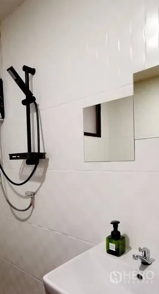 ทาวน์เฮาส์ ให้เช่าในWatthana, Bangkok - ชุดฝักบัวและอ่างล้างหน้าโมเดิร์นบนผนังกระเบื้องสีขาว