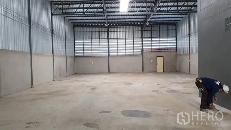 คลังสินค้า ให้เช่าในLam Luk Ka, Pathum Thani - พื้นที่โกดังเพดานสูง ช่องลมและไฟส่องสว่างเต็มพื้นที่
