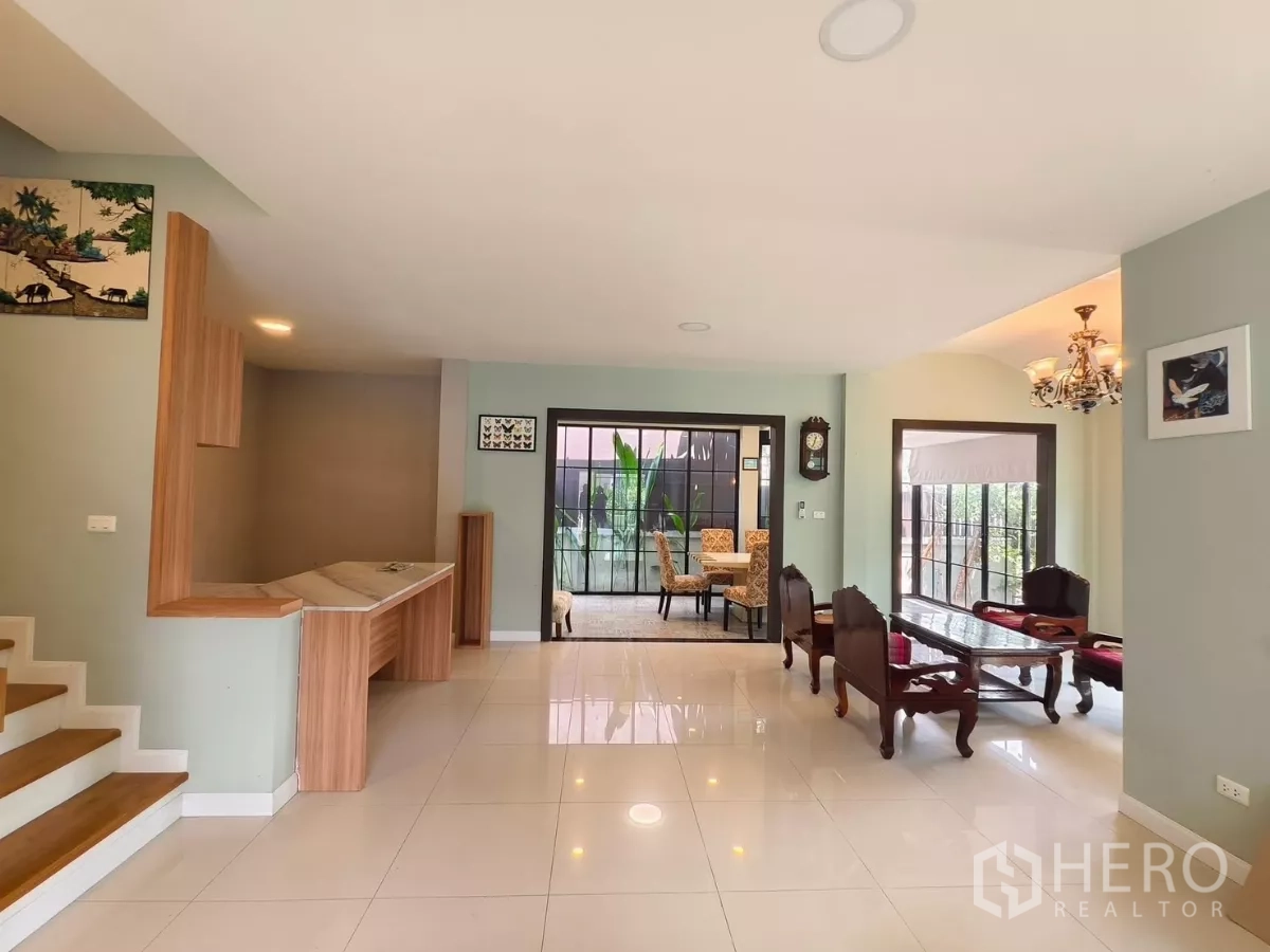 Detached House for rent in Bang Kapi, Bangkok - Open-plan foyer with tiled floors, stairs and sitting area.