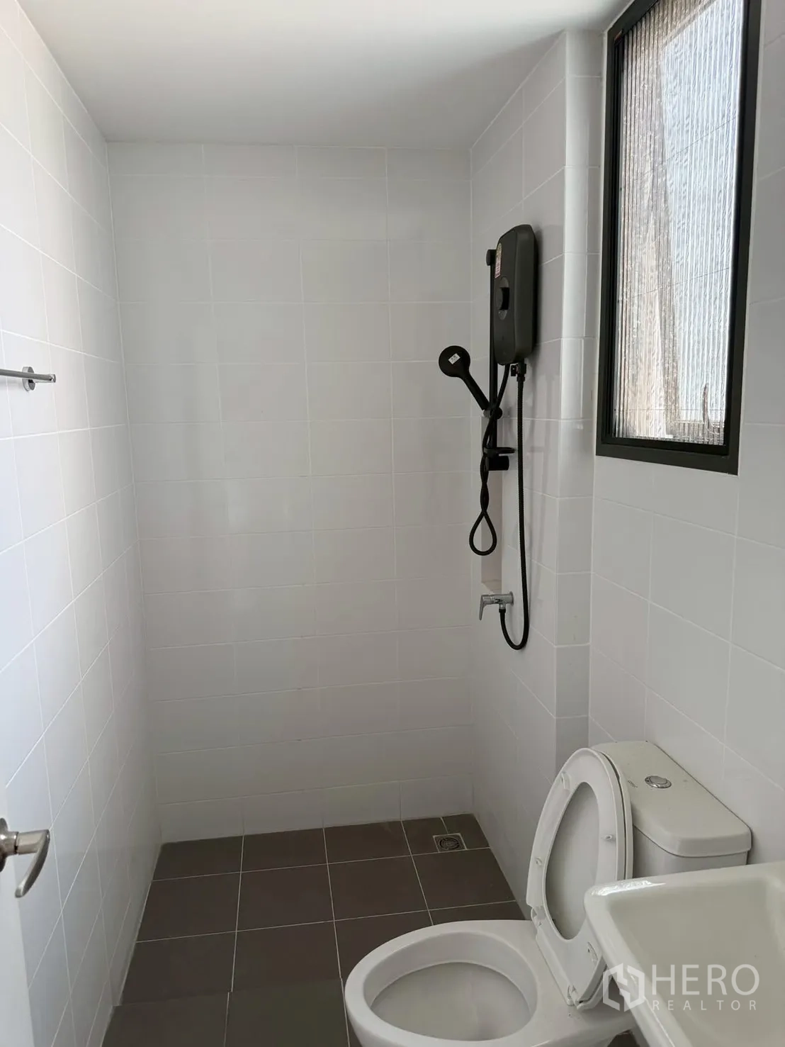 Townhouse for rent in Bang Phli, Samut Prakan - Simple bathroom with shower heater, toilet and window.
