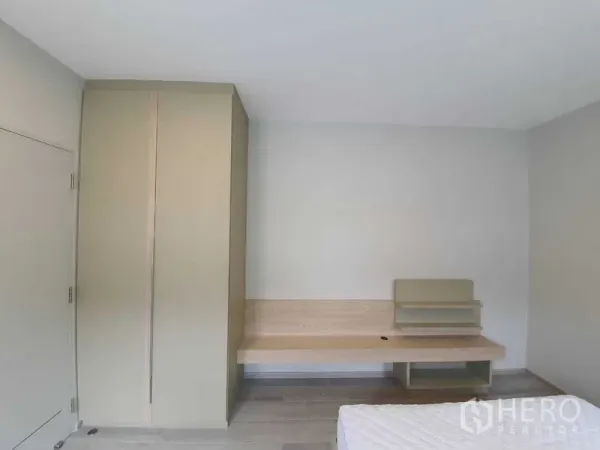 Townhouse for rent - Bedroom wall with a sleek built-in wardrobe and minimalist study desk.