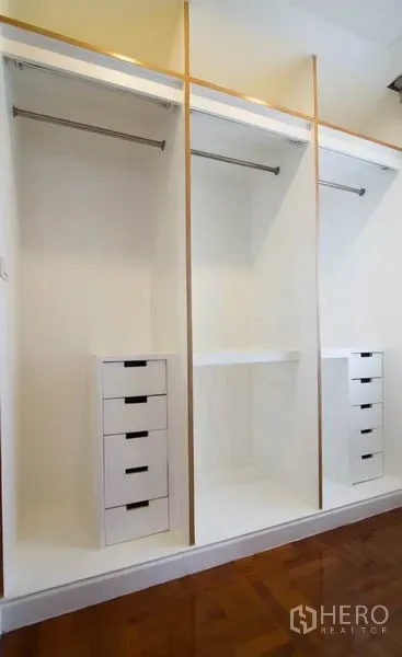 คอนโด ให้เช่าในWatthana, Bangkok - ตู้เสื้อผ้าบิวท์อินสีขาว มีราวแขวนและลิ้นชักเก็บของ