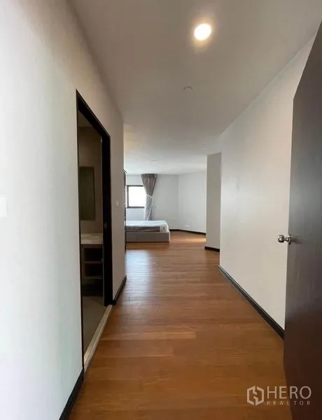 公寓 出租 - 木地板过道通往卧室与浴室
