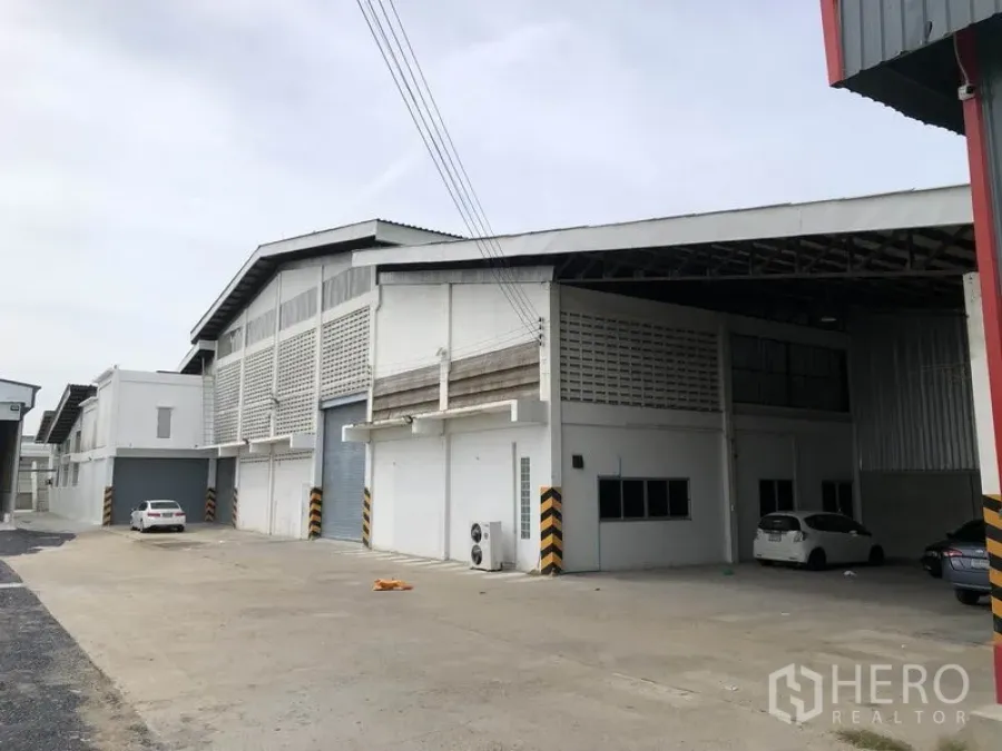 货栈 出租在Pathum Thani - 仓库侧视，带半室内装卸雨棚与宽阔车道。