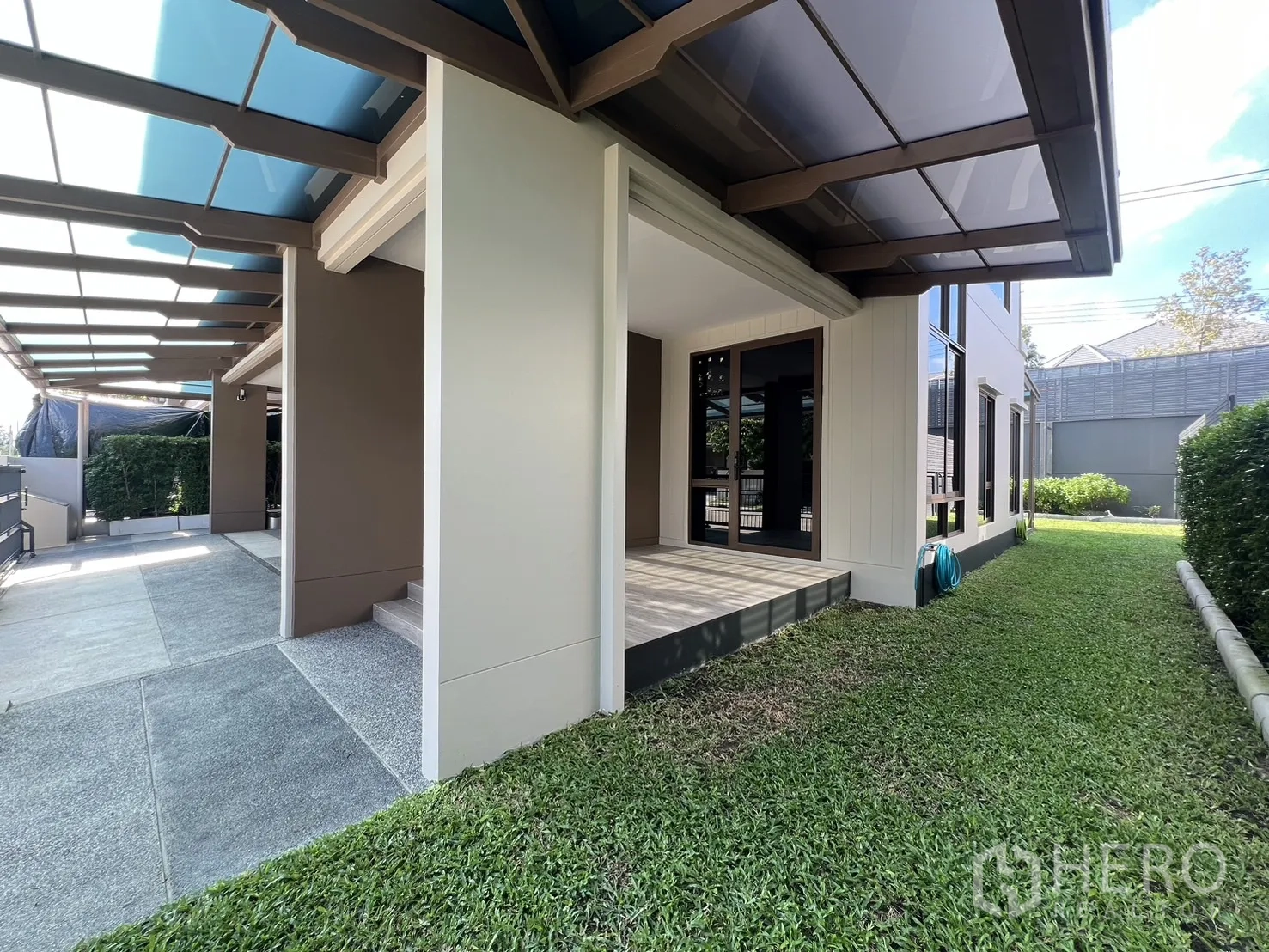 Detached House for rent or sale in Bang Kapi, Bangkok - Side terrace and lawn wrapping around the house