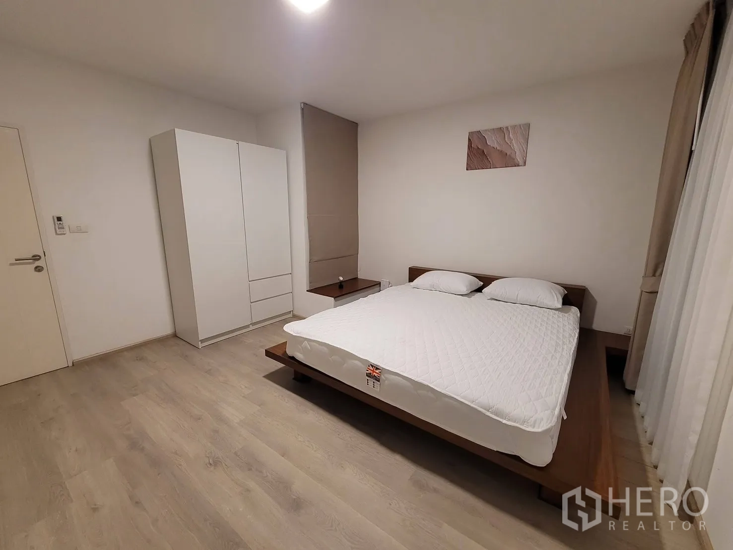 联排别墅 出租在Prawet, Bangkok - 主卧另一角度，展示衣柜、平台床与柔和灯光。