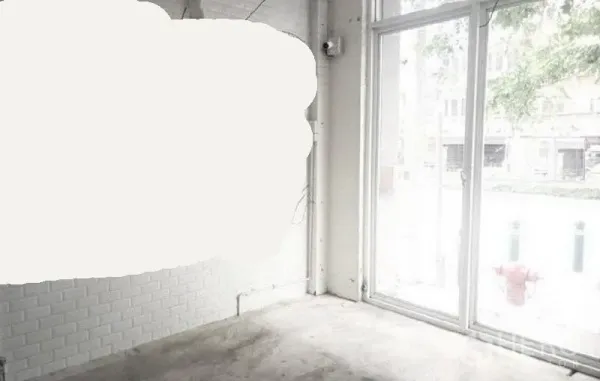 พื้นที่ขายปลีก ให้เช่าในPhaya Thai, Bangkok - มุมร้านพร้อมผนังอิฐขาวและกระจกเต็มบาน รับแสงธรรมชาติอย่างดี