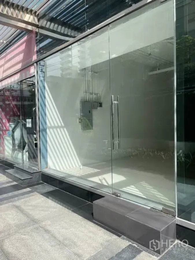 零售空间 出租在Khlong Toei, Bangkok - 通罗附近街边全玻璃门面零售店，双开玻璃门与现代外立面。