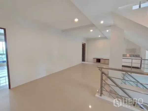 带办公室的家 出租或出售在Bang Na, Bangkok - 上层办公区，带内置茶水间与临空栏杆，可俯视楼梯井。