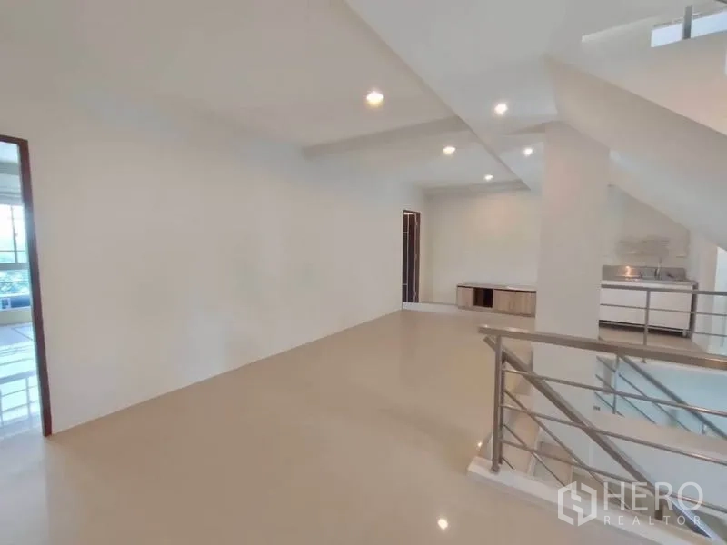 带办公室的家 出租或出售在Bang Na, Bangkok - 上层办公区，带内置茶水间与临空栏杆，可俯视楼梯井。