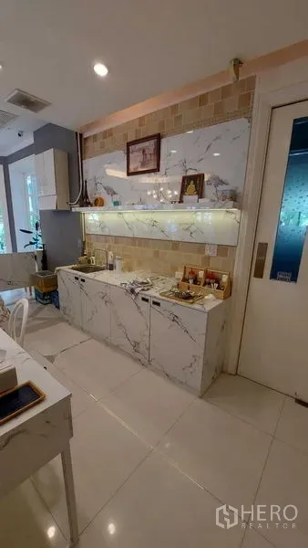 零售空间 出租在Bueng Kum, Bangkok - 内置大理石服务台，开放式置物架与暖色灯光