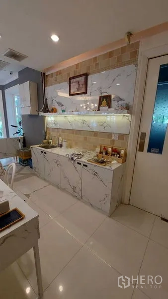 零售空间 出租在Bueng Kum, Bangkok - 内置大理石服务台，开放式置物架与暖色灯光