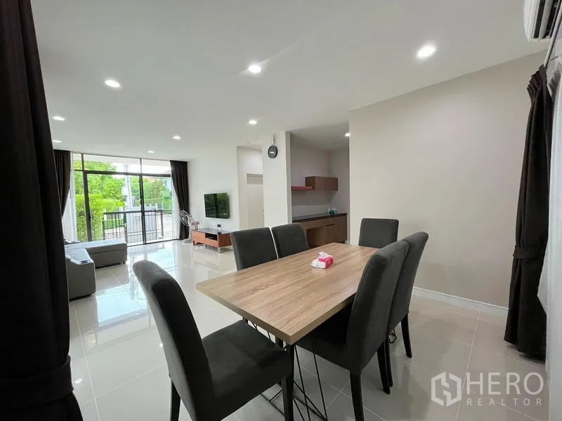 Detached House for rent in Bang Kapi, Bangkok - Dining area for six connected to bright living room and balcony