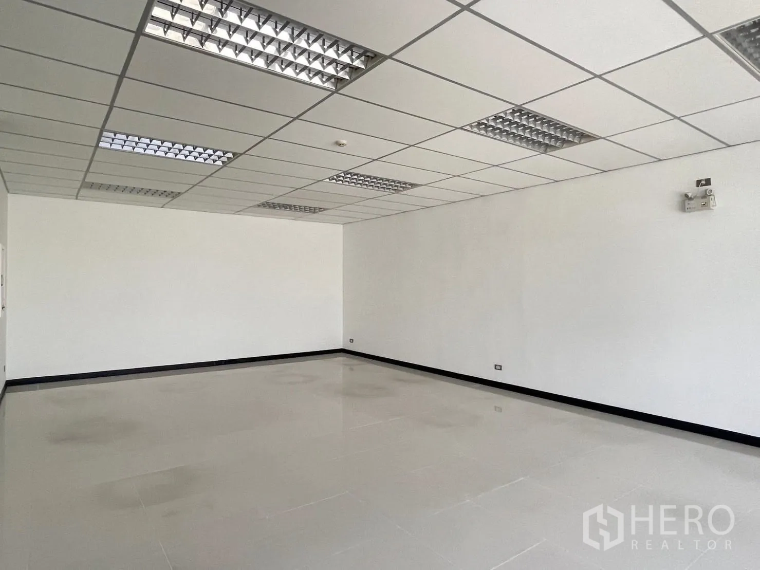 โกดัง for rent in Bang Phli, Samut Prakan - ห้องสำนักงานปูกระเบื้อง ฝ้าทีบาร์ พร้อมโคมไฟ