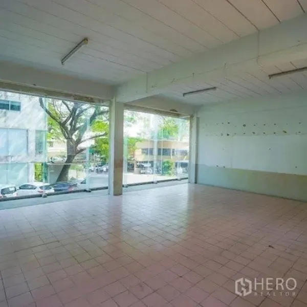 零售空间 出租在Watthana, Bangkok - 曼谷艾卡迈明亮的零售铺面，落地玻璃、瓷砖地面，临街可见度高。