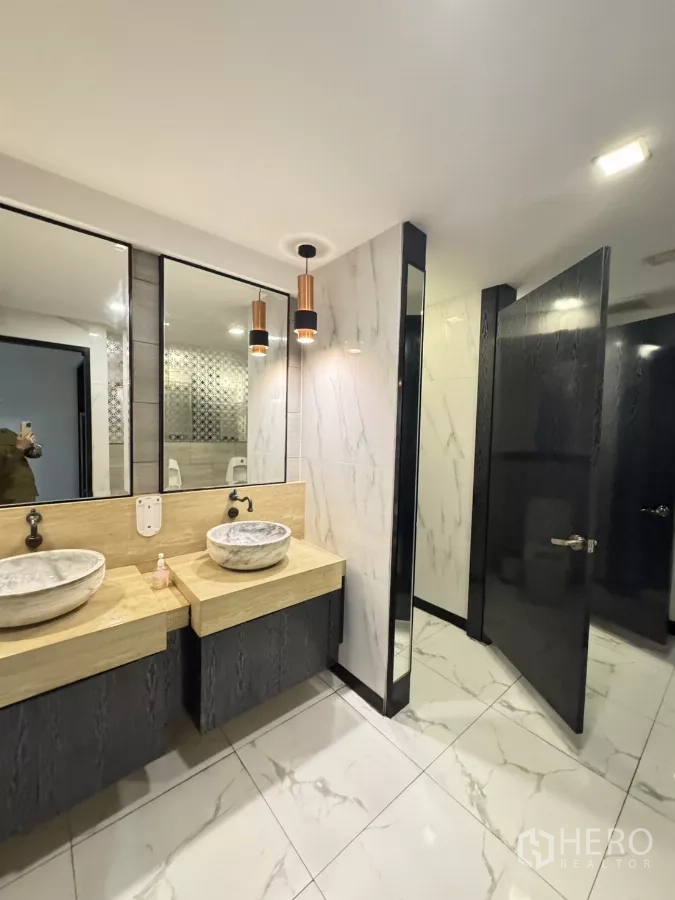 อาคารพาณิชย์ ให้เช่าในKhlong Toei, Bangkok - ห้องน้ำร่วมสมัย อ่างล้างหน้าหินคู่ กระเบื้องลายหินอ่อน และไฟห้อยเพดาน