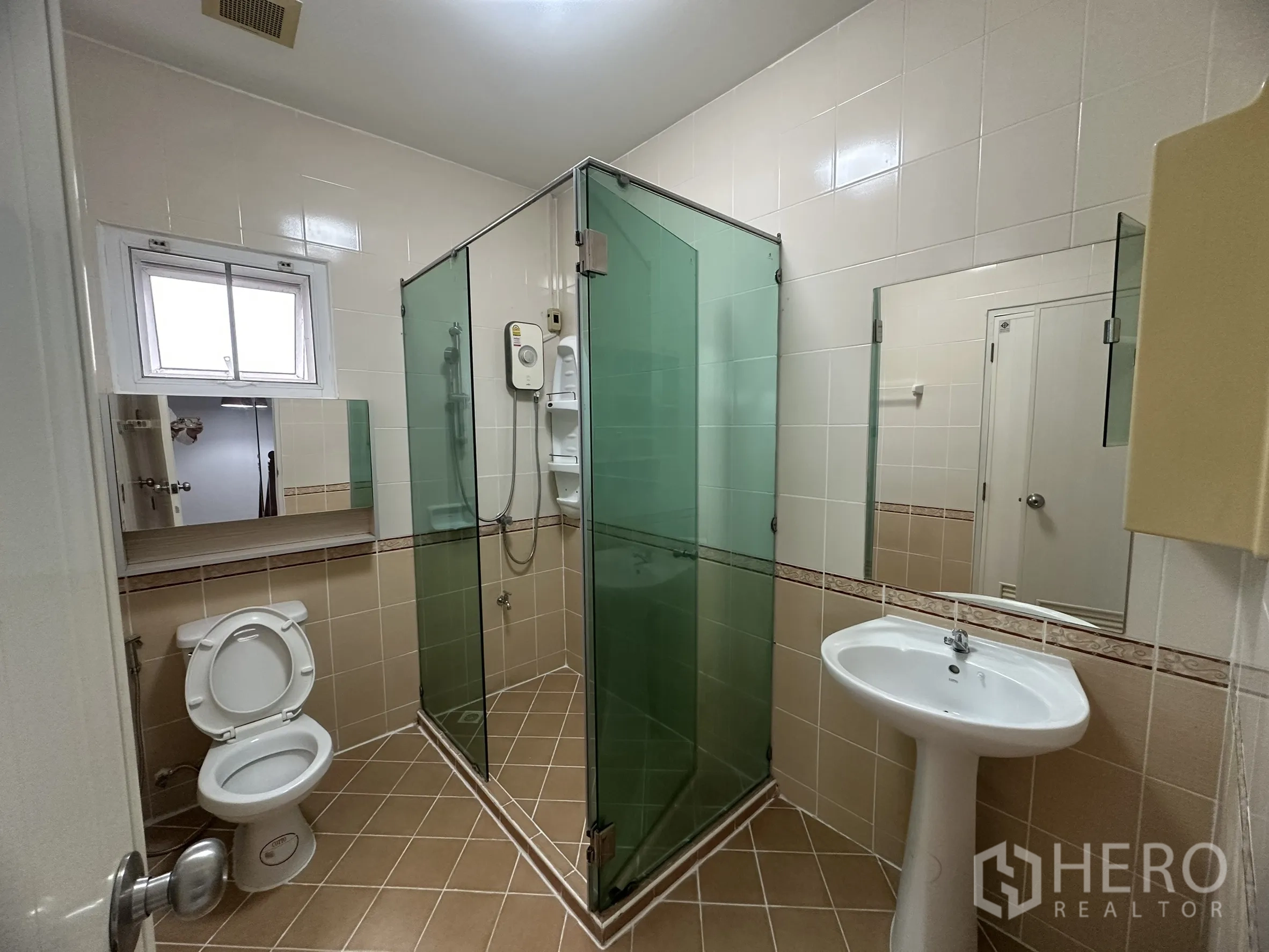 ทาวน์เฮาส์ ขายในLam Luk Ka, Pathum Thani - ห้องน้ำชั้นบนพร้อมตู้ฝักบัวกระจกสีเขียว อ่างล้างหน้า และหน้าต่าง