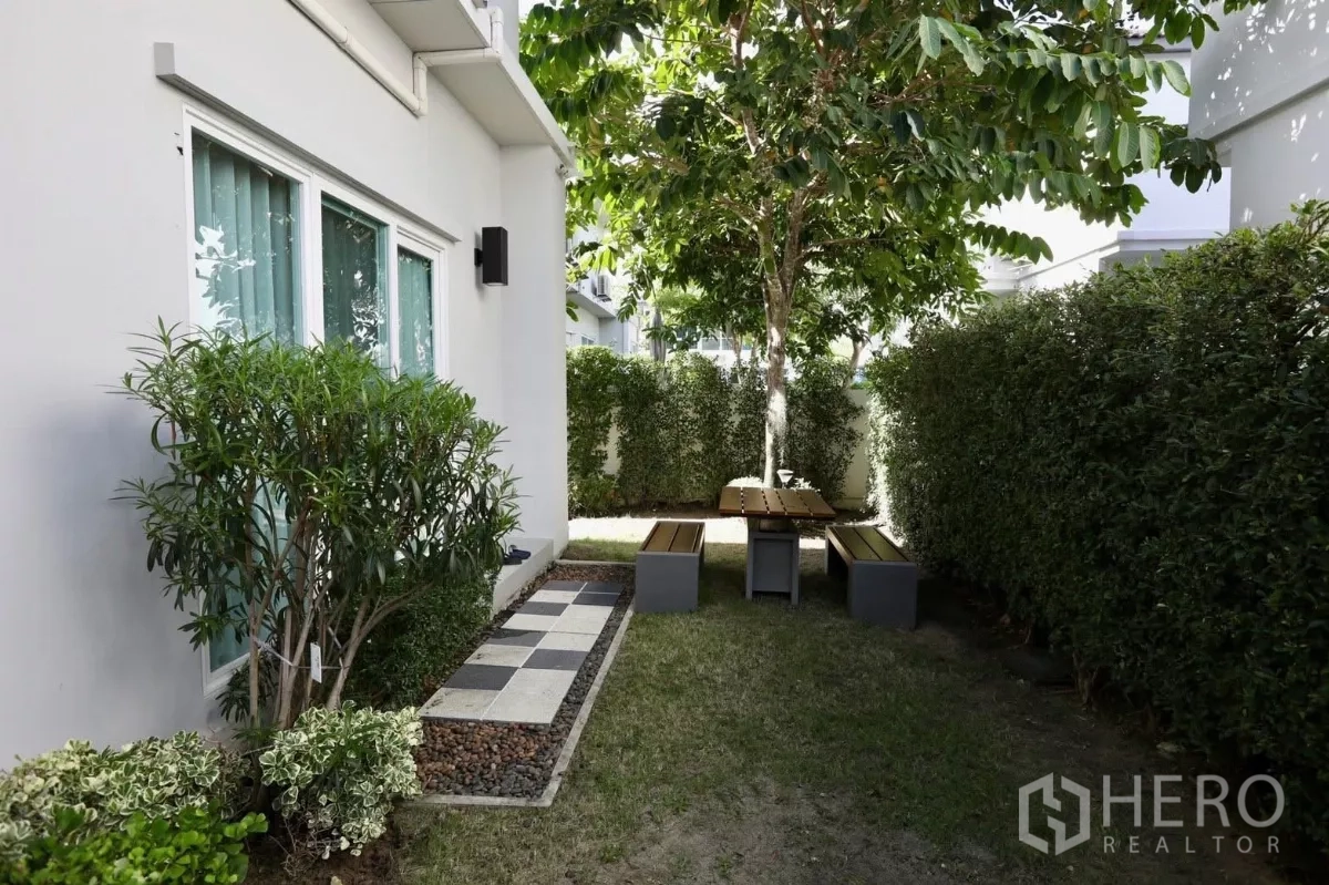 Detached House for rent in Samut Prakan - Landscaped front garden with lawn, mature tree and privacy fence.