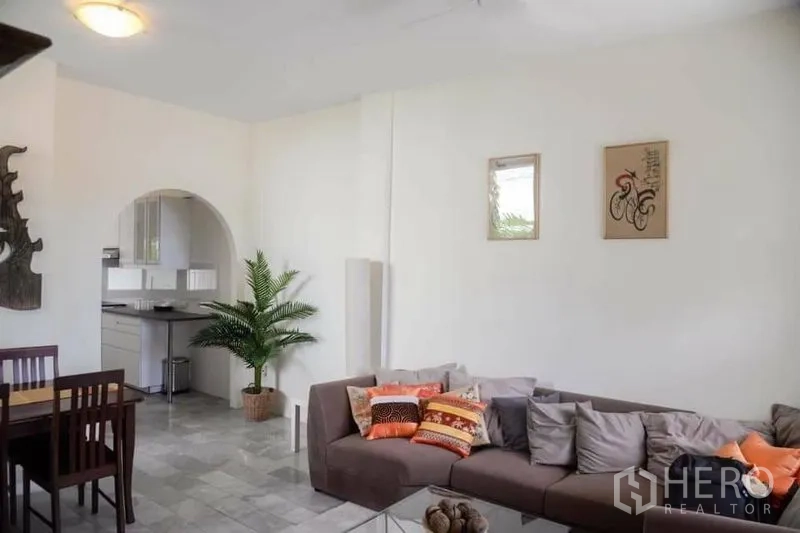 สำนักงานที่บ้าน ให้เช่าในMin Buri, Bangkok - ห้องนั่งเล่นและรับประทานอาหารแบบโอเพนแปลน โซฟาเข้ามุม ช่องโค้งเชื่อมครัว