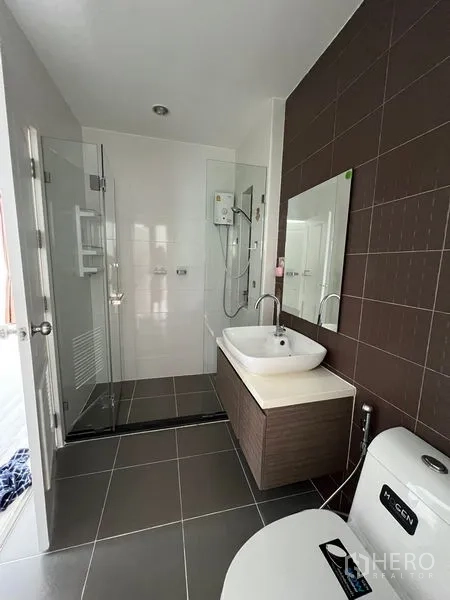 ทาวน์เฮาส์ ขายในBang Kapi, Bangkok - ห้องน้ำสมัยใหม่ มีฝักบัว เครื่องทำน้ำอุ่น เคาน์เตอร์อ่าง และโถสุขภัณฑ์