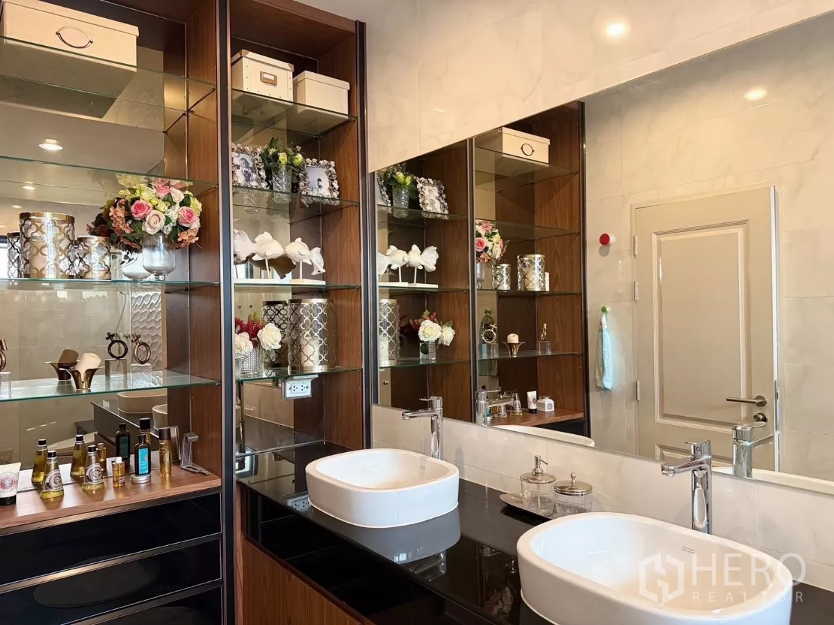 Detached House for rent or sale in Prawet, Bangkok - Luxury bathroom with double basins, mirrored shelving and stone finishes.