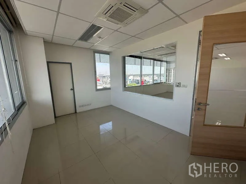 สำนักงาน ให้เช่าในPrawet, Bangkok - ห้องส่วนตัวมีช่องกระจกภายในและประตูไม้