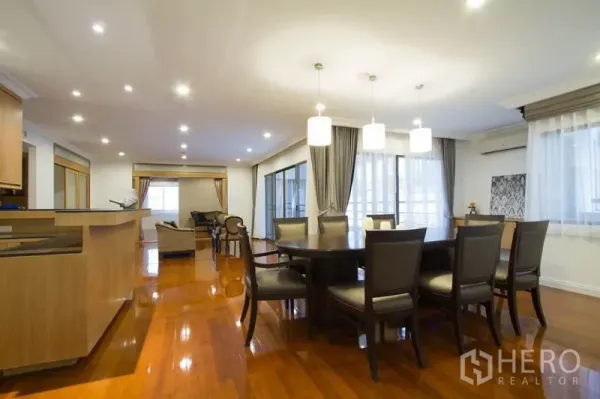 คอนโด ให้เช่าในWatthana, Bangkok - พื้นที่รับประทานอาหารแบบเปิด โต๊ะกลม โคมไฟแขวน พื้นไม้ พร้อมครัวติดกันในคอนโดกรุงเทพฯ