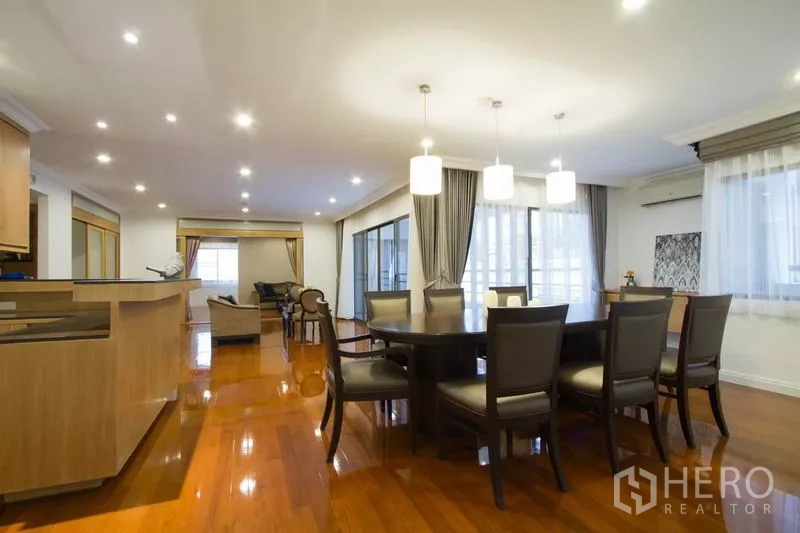 คอนโด ให้เช่าในWatthana, Bangkok - พื้นที่รับประทานอาหารแบบเปิด โต๊ะกลม โคมไฟแขวน พื้นไม้ พร้อมครัวติดกันในคอนโดกรุงเทพฯ