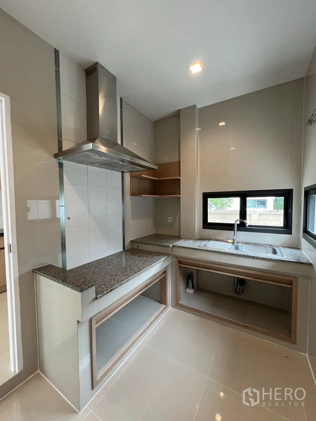 独立式住宅 出租在Bang Kapi, Bangkok - 独立泰式厨房，花岗岩台面、水槽与抽油烟机。