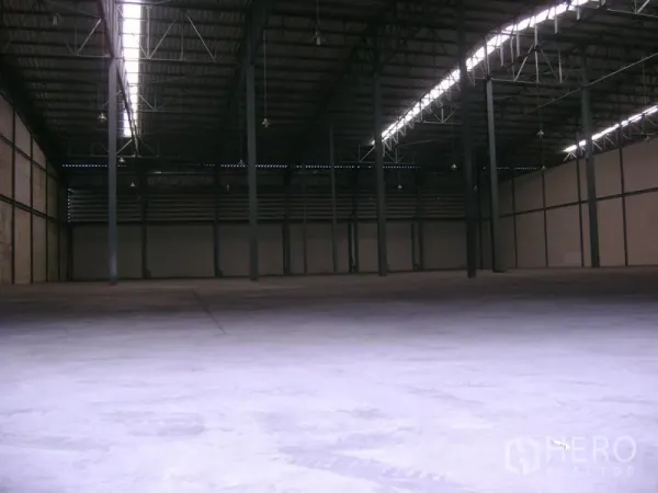 货栈 出租在Mueang Samut Sakhon, Samut Sakhon - 大跨度仓库地面，立柱高，顶部长条采光充足。