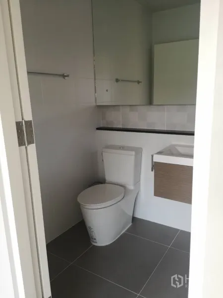 บ้าน ขายในLam Luk Ka, Pathum Thani - ห้องน้ำโทนขาว สะอาดตา พร้อมโถสุขภัณฑ์ อ่างล้างหน้า และกระจกบานใหญ่